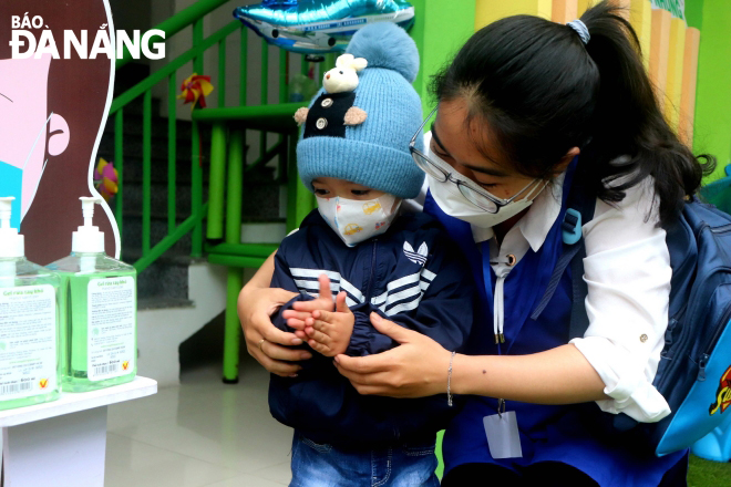 Teaching children to disinfect hands at Cam Nhung Kindergarten. Photo: NGOC HA.