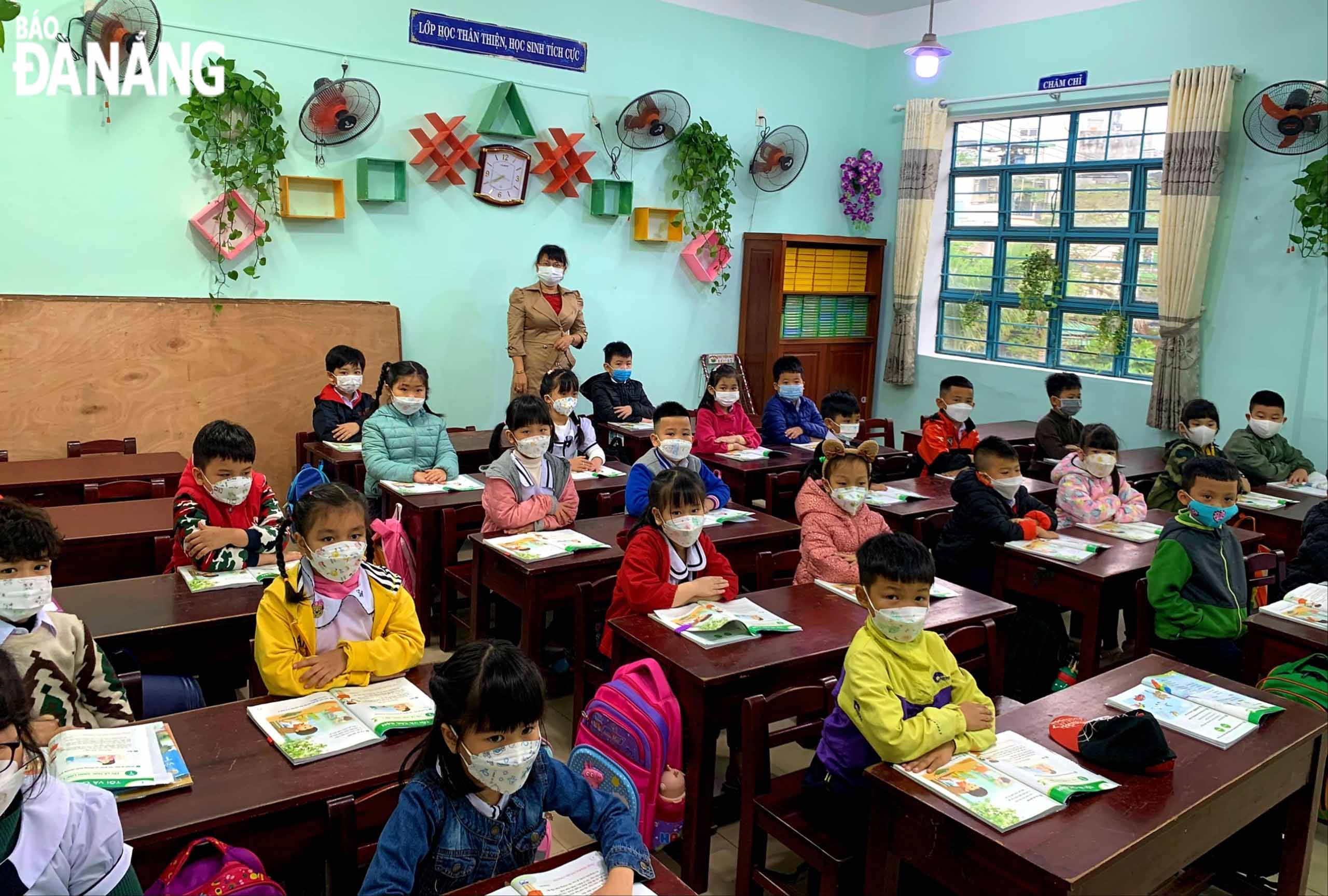 Students of the Doan Thi Diem Primary School are on the first day of in-person classes . Photo: NGOC HA.