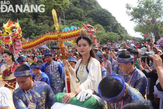 A scene of the Avalokitesvara Bodhisattva Statue procession, which is the most eagerly anticipated ritual during the Quan The Am Festival