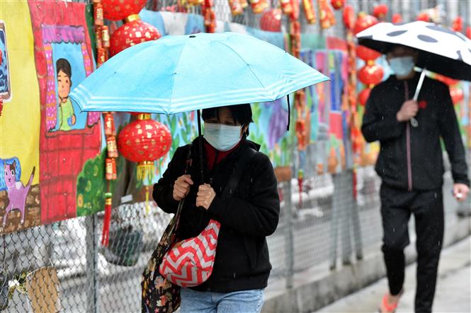 Người dân đeo khẩu trang phòng dịch Covid-19 tại Hong Kong, Trung Quốc, ngày 20-2-2022. Ảnh: THX/ TTXVN