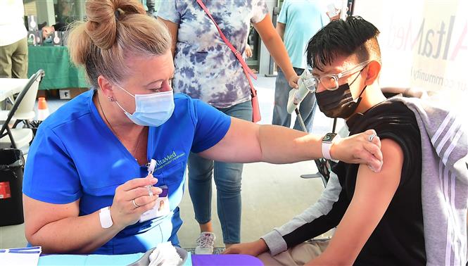 Nhân viên y tế tiêm vaccine phòng Covid-19 tại Los Angeles, bang California (Mỹ) ngày 17-8-2021. Ảnh: AFP/TTXVN