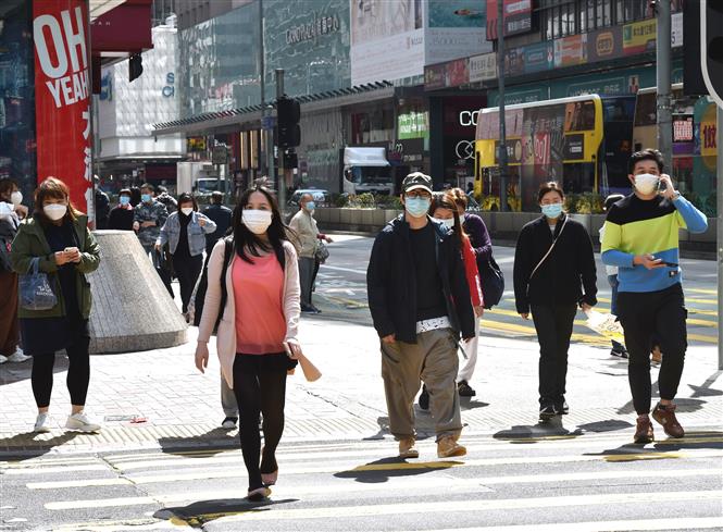 Người dân đeo khẩu trang phòng dịch Covid-19 tại Hong Kong, Trung Quốc, ngày 11-2-2022. Ảnh: THX/ TTXVN