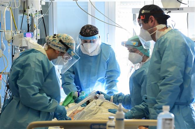 Nhân viên y tế điều trị cho bệnh nhân Covid-19 tại bệnh viện ở Cremona, Italy, ngày 11-2-2022. Ảnh: AFP/ TTXVN
