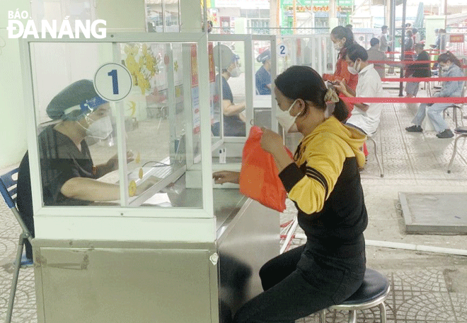 Health experts are urging the public to keep active and eat healthy in a bid to avoid sick as the weather is turning cold. IN THE PHOTO: Local residents register for medical examination service at the Da Nang General Hospital after Tet. Photo: T.V