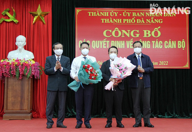 Giám đốc Sở Nội vụ Võ Ngọc Đồng (bìa phải) và Phó Trưởng ban Tổ chức Thành ủy Nguyễn Bá Sơn (bìa trái) tặng hoa chúc mừng các cá nhân được điều động, bổ nhiệm. Ảnh: LAM PHƯƠNG