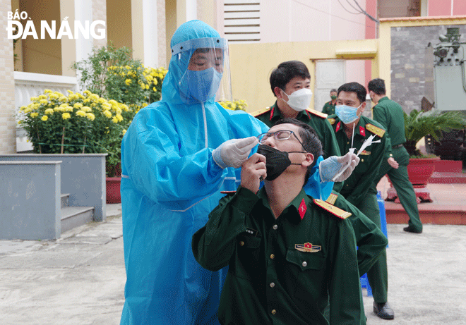  The officers and soldiers of the city's armed forces have periodically swab samples taken for COVID-19 tests by employees of the Military Medical Department, Logistics Department, Da Nang Military Command. Photo: ANH DUC