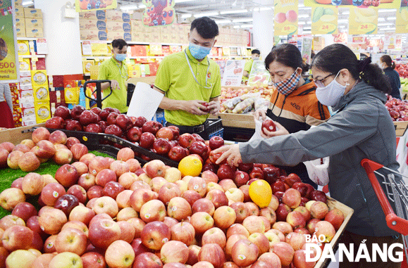 The continuous increase in gasoline prices over the past time will affect production and business activities of enterprises. People shop at a downtown supermarket in Da Nang. Photo: KHANH HOA