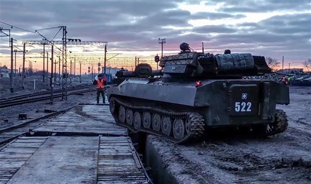 Xe tăng trở về Nga sau khi tham gia cuộc tập trận chung Nga-Belarus ở thao trường gần Brest, Belarus, ngày 15-2-2022. (Ảnh: AFP/TTXVN)