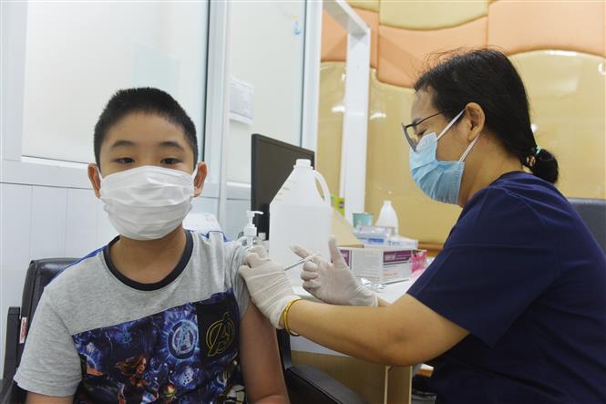 Nhân viên y tế tiêm vaccine phòng COVID-19 cho trẻ em tại Bangkok, Thái Lan ngày 13/2/2022. Ảnh: THX/TTXVN