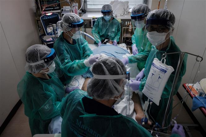Nhân viên y tế điều trị cho bệnh nhân COVID-19 tại bệnh viện ở Yokohama, Nhật Bản. Ảnh: AFP/TTXVN