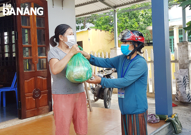 Bà Nguyễn Thị Bích (bên phải) trong một lần đi chợ giúp dân vào tháng 9-2021.  Ảnh: MAI HIỀN