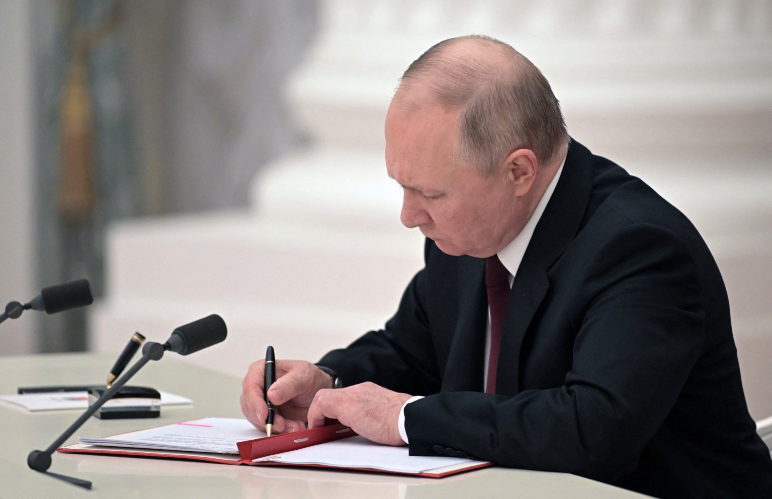 Tổng thống Nga Vladimir Putin ký sắc lệnh công nhận độc lập của hai nước cộng hòa tự xưng Donetsk và Luhansk. Ảnh: AFP	