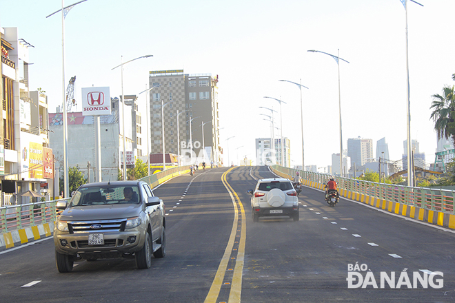 The overpass on September 2 Street is part of the under-construction traffic infrastructure project at western end of the Tran Thi Ly Bridge. Photo: TRIEU TUNG