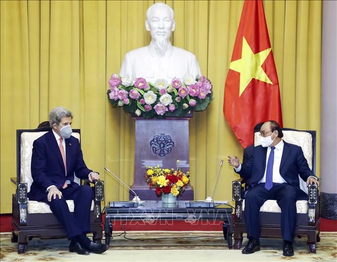 Chủ tịch nước Nguyễn Xuân Phúc tiếp Đặc phái viên của Tổng thống Hoa Kỳ John Kerry. Ảnh: Thống Nhất/TTXVN