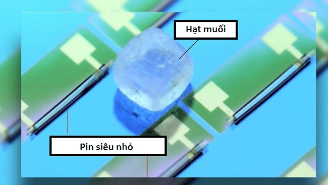 Kích thước của pin siêu nhỏ chưa bằng một hạt muối. Ảnh: Đại học Kỹ thuật Chemnitz