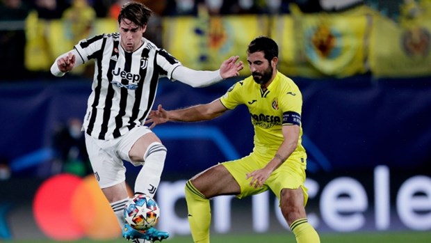 Vlahovic (áo sọc) giúp Juventus hòa trên sân Villarreal. (Nguồn: Getty Images)