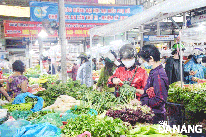 Một số mặt hàng tại chợ truyền thống bắt đầu tăng dần theo giá xăng tăng. (Ảnh chụp tại chợ Đống Đa)Ảnh: QUỲNH TRANG