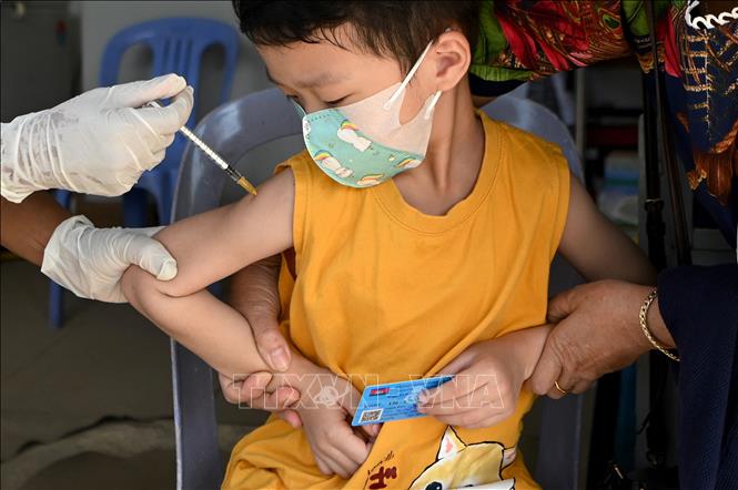 hân viên y tế tiêm vaccine phòng COVID-19 của hãng Sinovac cho trẻ em tại Phnom Penh, Campuchia, ngày 23/2/2022. Ảnh: AFP/TTXVN