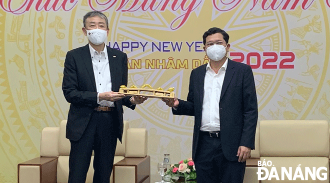 Phó Chủ tịch UBND thành phố Trần Phước Sơn (bên phải) trao quà lưu niệm cho Chủ tịch Hiệp hội doanh nghiệp Nhật Bản - chi hội  Đà Nẵng Nakagawa Wataru. Ảnh: P.LAN