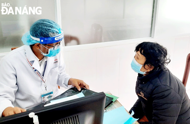 Bệnh nhân lớn tuổi đến khám bệnh tại Bệnh viện Đà Nẵng sáng 23-2. Ảnh: T.S