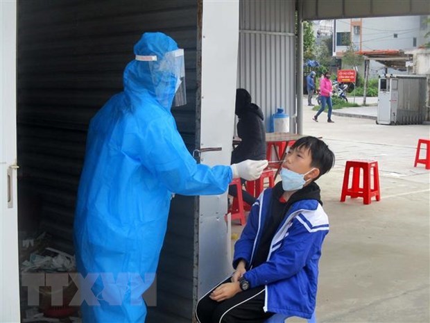 A pupil in central Thanh Hoa province has sample taken for COVID-19 testing (Photo: VNA)