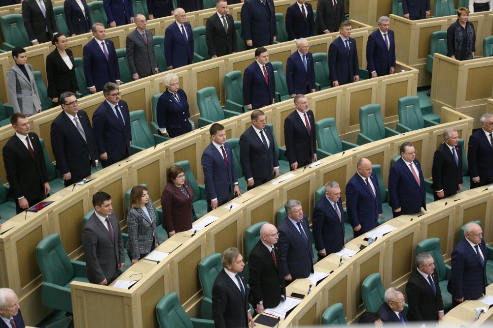 Trong phiên họp ở Moscow ngày 22-2, các nhà lập pháp Nga ủy quyền cho Tổng thống Vladimir Putin sử dụng lực lượng quân sự bên ngoài đất nước. Ảnh: AP