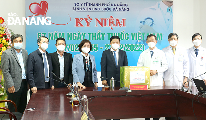 Standing Deputy Secretary of the Da Nang Party Committee Luong Nguyen Minh Triet (5th, left) and municipal People's Committee Vice Chairwoman Ngo Thi Kim Yen (4th, left) present gifts to the leaders of the Da Nang Oncology Hospital. Photo: N.D