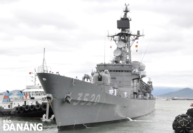 Tàu huấn luyện Hatakaze thuộc Lực lượng tự vệ trên biển Nhật Bản cập cảng Tiên Sa, thăm chính thức Đà Nẵng. Ảnh: LÊ HÙNG