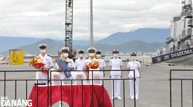 Đại tá II Masaaki (thứ 2, trái sang) cùng sĩ quan và thủ thủ Biên đội tàu huấn luyện đường dài thuộc Lực lượng tự vệ trên biển Nhật Bản đón nhận những bó hoa do đoàn phía Việt Nam trao tặng. Ảnh: LÊ HÙNG 