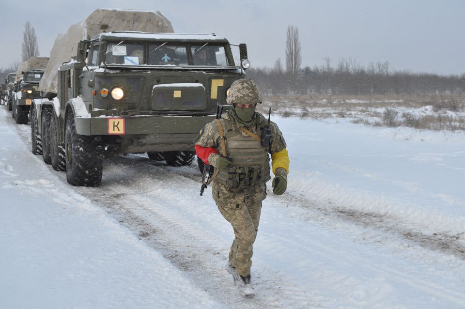 Một binh sĩ Ukraine và hệ thống phóng tên lửa tự hành trong cuộc tập trận ở vùng Kherson, Ukraine, ngày 1/2/2022. Ảnh: Reuters
