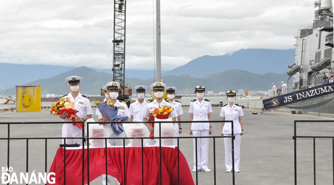 Colonel II Masaaki (second from the left) along with officers and sailors of the long-distance training fleet of The Japan Maritime Self-Defense Force receive flowers from the Vietnamese hosts. Photo: LE HUNG