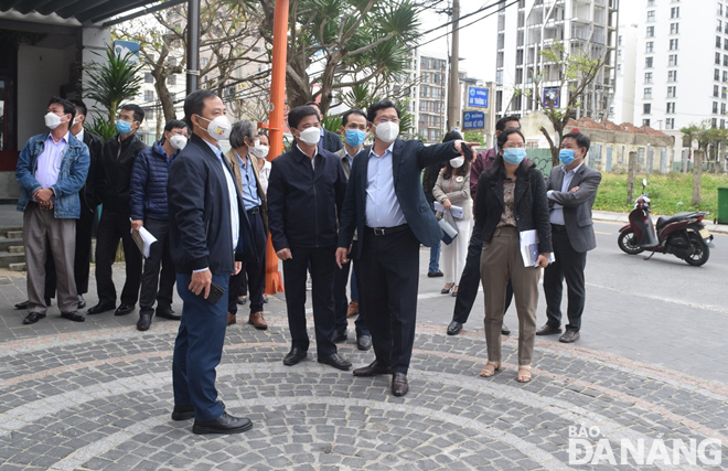 Da Nang People's Committee Vice Chairman Tran Phuoc Son delivers his instructions during his inspection visit to the An Thuong Tourist Streets complex, February 24, 2022. Photo: HOANG HIEP