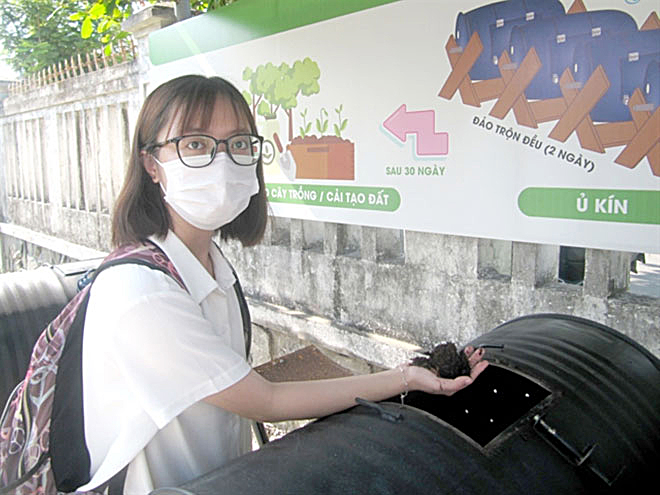 Sinh viên Trần Trương Hoàng Vy giới thiệu sản phẩm phân bón từ hệ thống xử lý rác thải hữu cơ do nhóm nghiên cứu, ứng dụng. (Ảnh do nhân vật cung cấp)