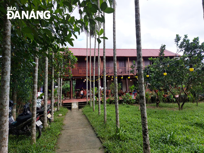 Nhà sàn Nam Yên homestay nằm trong khuôn viên vườn có khung cảnh bình yên và dân dã.