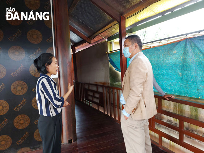 Chị Đỗ Thị Huyền Trâm (trái) trao đổi về kế hoạch kinh doanh của mình tại nhà sàn Nam Yên homestay. Ảnh: Đ.H.L