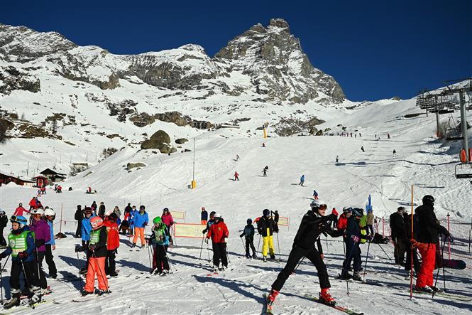 Khách du lịch tại khu trượt tuyết ở Breuil-Cervinia, Tây Bắc Italy. Ảnh: AFP/TTXVN