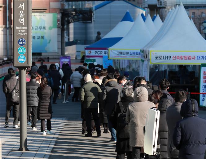 Người dân xếp hàng chờ xét nghiệm COVID-19 tại Seoul, Hàn Quốc, ngày 23/2/2022. Ảnh: Yonhap/ TTXVN