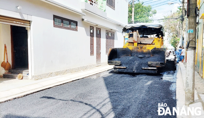 Tuyến đường Lưu Quý Kỳ (đoạn phía nam tuyến đường Phan Đăng Lưu) được thi công, hoàn thành mở rộng lòng đường từ 3,5m lên 5,5m và thảm bê-tông nhựa vào ngày 15-1-2022. Ảnh: H.HIỆP