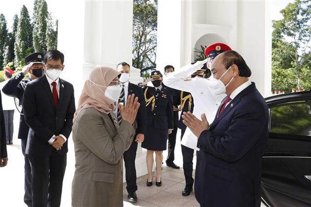Tổng thống Cộng hòa Singapore Halimah Yacob đón Chủ tịch nước Nguyễn Xuân Phúc thăm cấp Nhà nước tới Singapore - Ảnh TTXVN