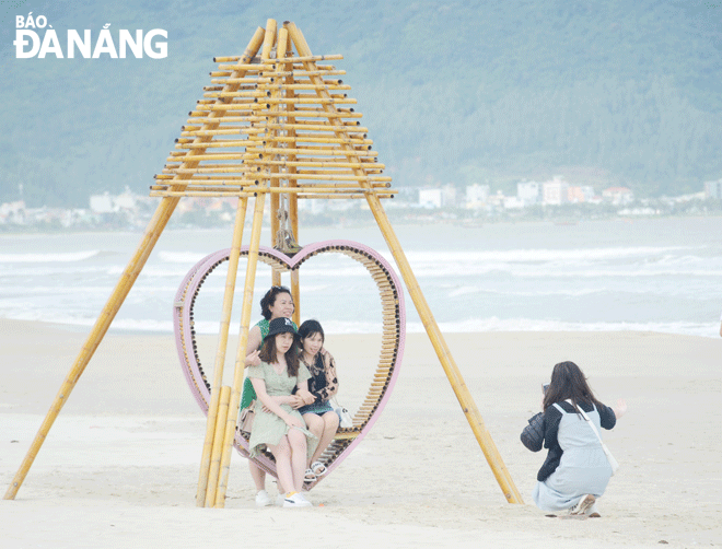 Many new tourism products are very attractive to tourists after they return to Da Nang. IN PHOTOS: Tourists are having fun and taking pictures of the Pham Van Dong Beach in Son Tra District. Photo: SONG KHUE