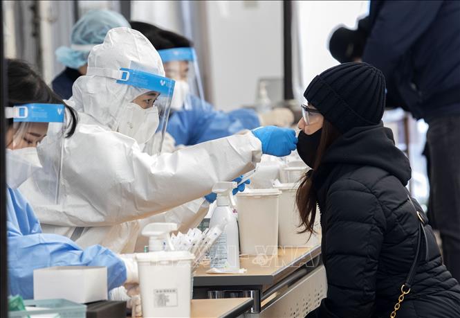 Nhân viên y tế lấy mẫu xét nghiệm Covid-19 cho người dân tại Seoul, Hàn Quốc ngày 24-2-2022. Ảnh: THX/TTXVN