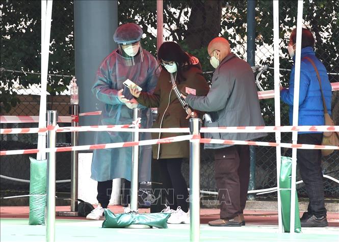 Nhân viên y tế hướng dẫn người dân tại điểm xét nghiệm Covid-19 lưu động ở Hong Kong, Trung Quốc, ngày 23-2-2022. Ảnh: THX/TTXVN