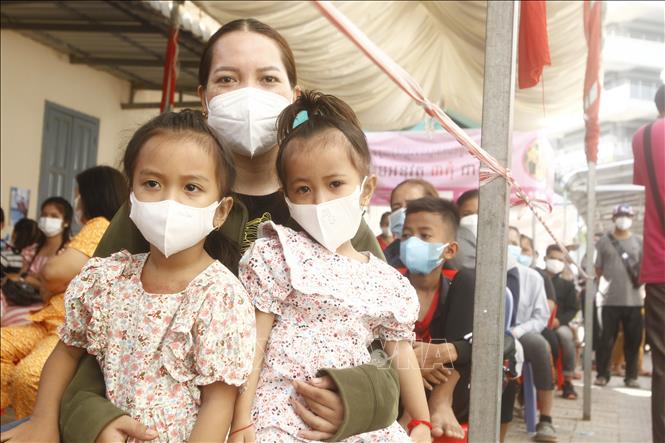 Trẻ em chờ được tiêm vaccine phòng Covid-19 tại Phnom Penh, Campuchia ngày 23-2-2022. Ảnh: THX/TTXVN
