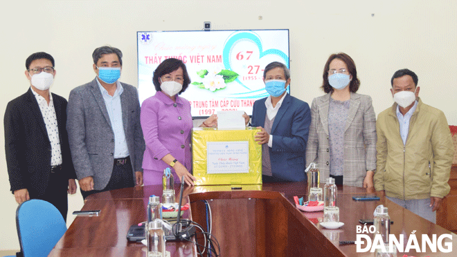 Da Nang People's Committee Vice Chairwoman Ngo Thi Kim Yen (third from the left) presents gifts to the Da Nang Emergency Centre. Photo: P.C