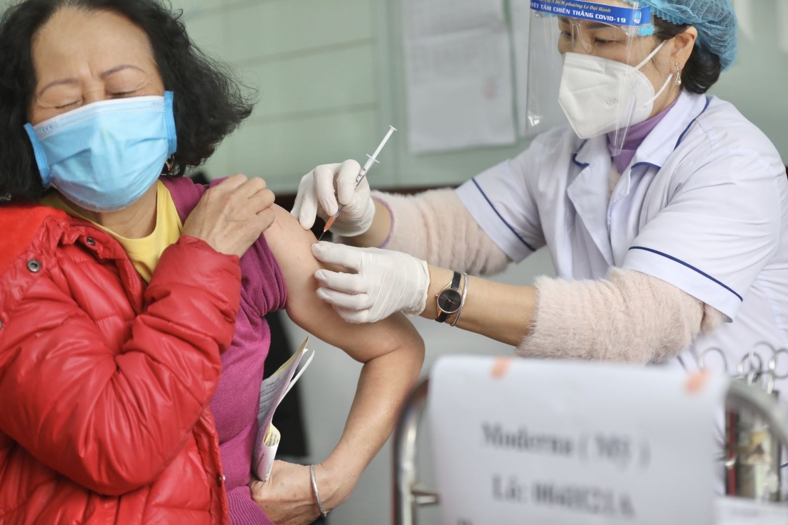 Nhân viên y tế tiêm vaccine phòng Covid-19 cho người cao tuổi phường Lê Đại Hành (quận Hai Bà Trưng), sáng 26-2-2022. Ảnh: Minh Quyết/TTXVN