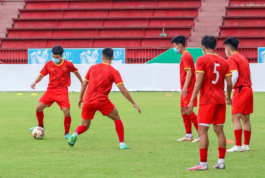 •       Trước trận đấu cuối cùng tại giải U23 Đông Nam Á 2022, U23 Việt Nam nhận tin vui khi đón chào sự trở lại của trung vệ Đức Mạnh, tiền vệ Mạnh Quỳnh và tiền vệ đội trưởng Quang Nho sau khi có kết quả âm tính với Covid-19 và đủ điều kiện thi đấu. (Ảnh: VFF)