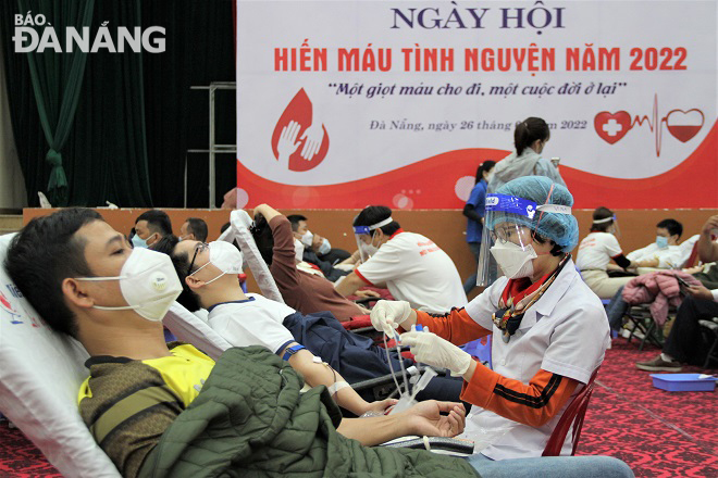 Da Nang Trade Union members, public servants donate their blood, February 26, 2022. Photo: L.P  