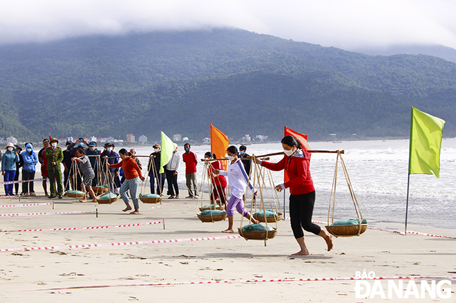 The festival treats local and visitors with folk games such as fishing net knitting, tug-of-war and a coracle race.