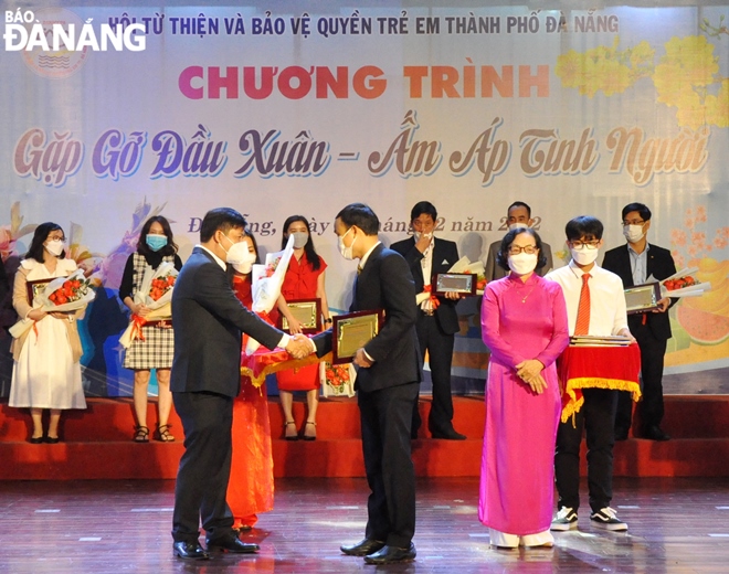 Mr Luong Nguyen Minh Triet, the Deputy Secretary of the Da Nang Party Committee and Chairman of the municipal Peoples Council (the first from the left in the front row) presenting thank you flowers to sponsors and donors at the event. Photo: LE HUNG