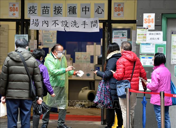 Người dân xếp hàng chờ tiêm vaccine phòng Covid-19 tại Hong Kong, Trung Quốc, ngày 22-2-2022. Ảnh: THX/TTXVN